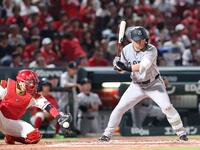 　６回、浅野の打席で、捕逸をする会沢（撮影・市尻達拡）