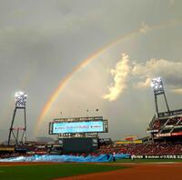 　雨上がりのマツダスタジアムに、２本の虹がかかる（撮影・市尻達拡）