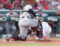 　１回、末包の左越えタイムリー二塁打で本塁を狙い、タッチアウトになる小園（撮影・市尻達拡）