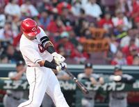 　１回、左越えタイムリー二塁打を放つ末包（撮影・市尻達拡）