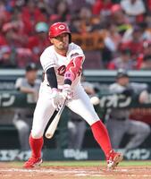 　２回、右前打を放つ菊池（撮影・市尻達拡）