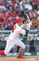 　１回、中前打を放つ中村奨（撮影・市尻達拡）