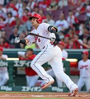 　１回、レフトオーバーの適時二塁打を放つ末包（撮影・立川洋一郎）