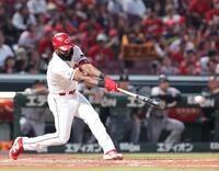 　２回、左前２点タイムリーを放つファビアン（撮影・市尻達拡）