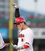 　１回、アイブラックではなく“アイレッド”をつけ、右前打を放ち、ポーズを決める小園（撮影・市尻達拡）