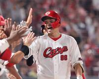 　７回、左越え２ランを放ち、笑顔を見せる中村奨（撮影・市尻達拡）