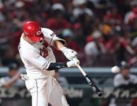 　７回、左越え２ランを放つ中村奨（撮影・市尻達拡）