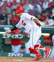 　１回、中前打を放つ中村奨（撮影・立川洋一郎）