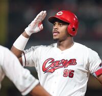 　６回、中前タイムリーを放ち、敬礼ポーズを決めるファビアン（撮影・市尻達拡）