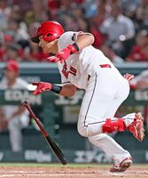 　５回、中前打を放つ佐々木（撮影・立川洋一郎）