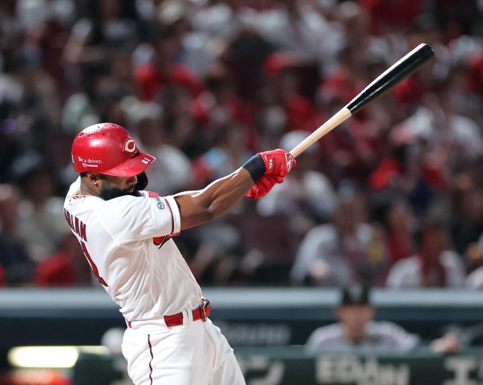 　５回、左前へ２点タイムリーを放つファビアン（撮影・市尻達拡）