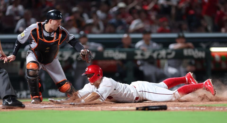 　５回、ファビアンの２点タイムリーで、本塁へ滑り込む中村奨（撮影・市尻達拡）