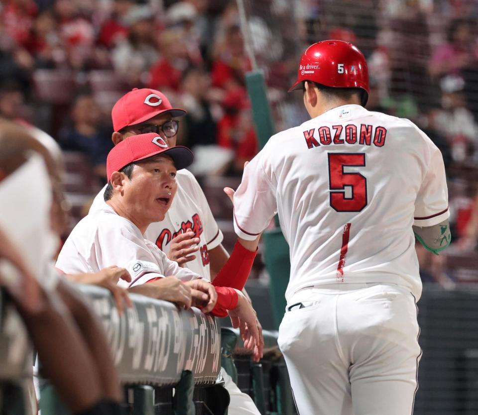 　８回、四球を選んだ小園を出迎える新井監督（撮影・市尻達拡）