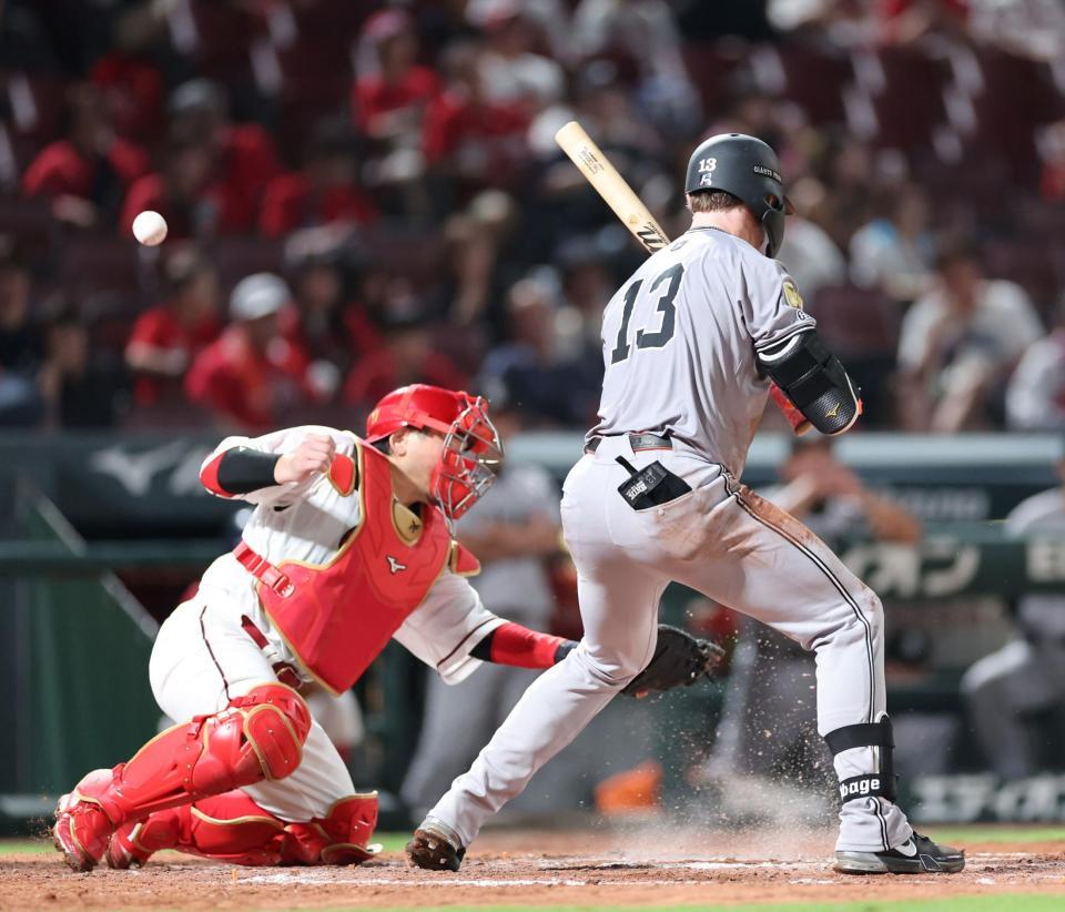 　９回、キャベッジを打席に迎え、森浦の投球をそらす会沢（撮影・市尻達拡）