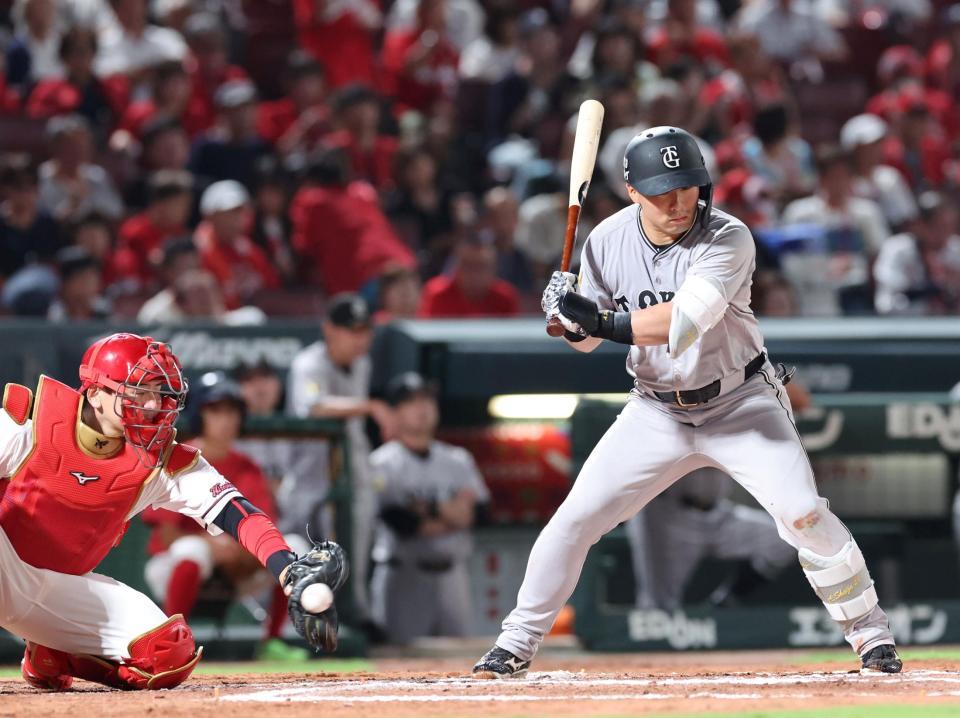 　６回、浅野の打席で、捕逸をする会沢（撮影・市尻達拡）