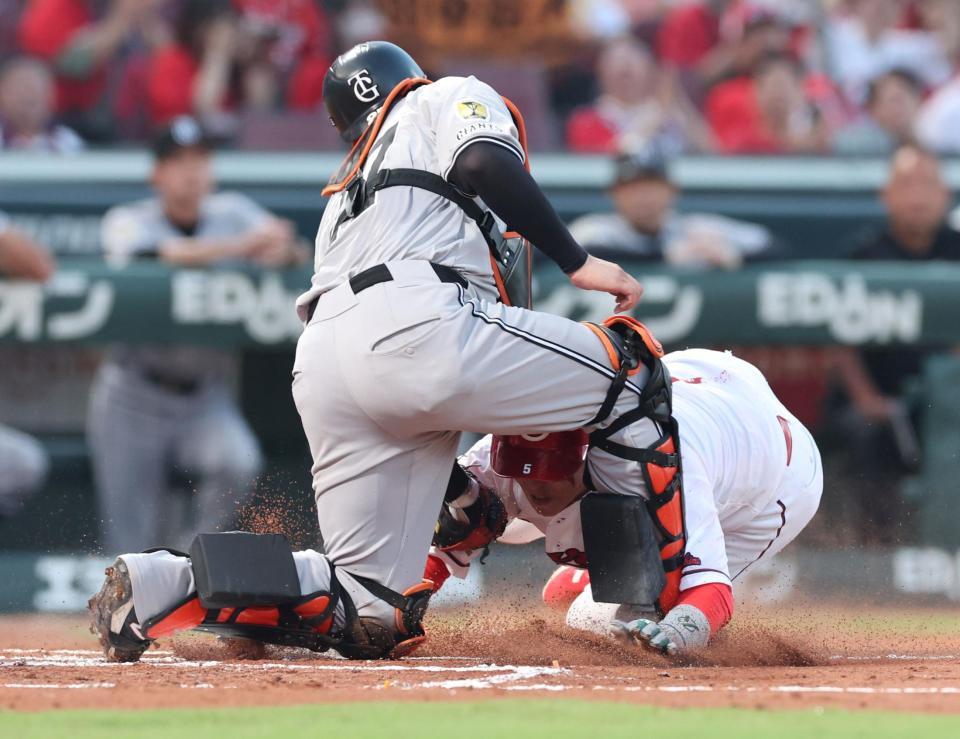 　１回、末包の左越えタイムリー二塁打で本塁を狙い、タッチアウトになる小園（撮影・市尻達拡）