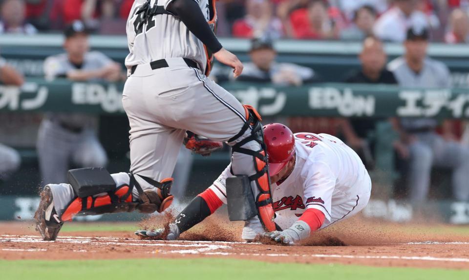 　１回、末包の左越えタイムリー二塁打で本塁を狙い、タッチアウトになる小園（撮影・市尻達拡）