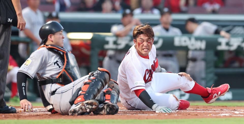 　１回、末包の左越えタイムリー二塁打で本塁を狙い、交錯して顔をゆがめる小園（撮影・市尻達拡）