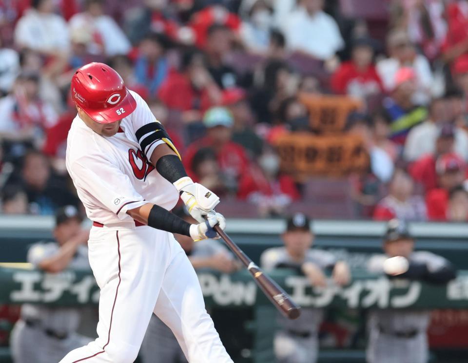 　１回、左越えタイムリー二塁打を放つ末包（撮影・市尻達拡）