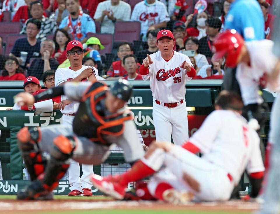 　１回、末包の適時二塁打で本塁へ突入した小園のアウト判定にリプレー検証を要求する新井監督（撮影・立川洋一郎）