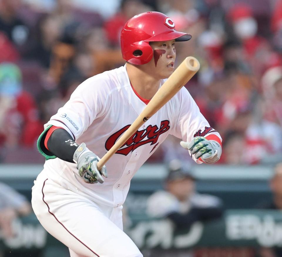 　１回、右前打を放つ小園（撮影・市尻達拡）