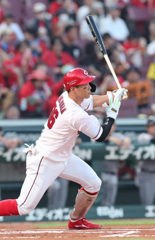 　１回、中前打を放つ中村奨（撮影・市尻達拡）