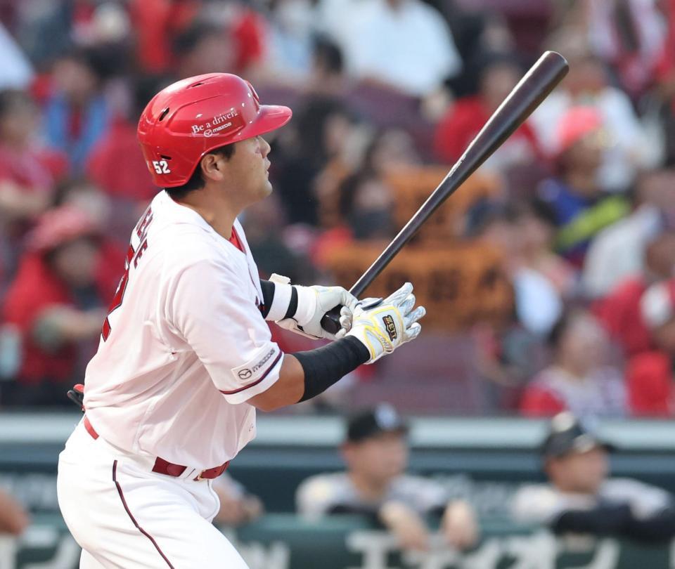 　１回、左越えタイムリー二塁打を放つ末包（撮影・市尻達拡）