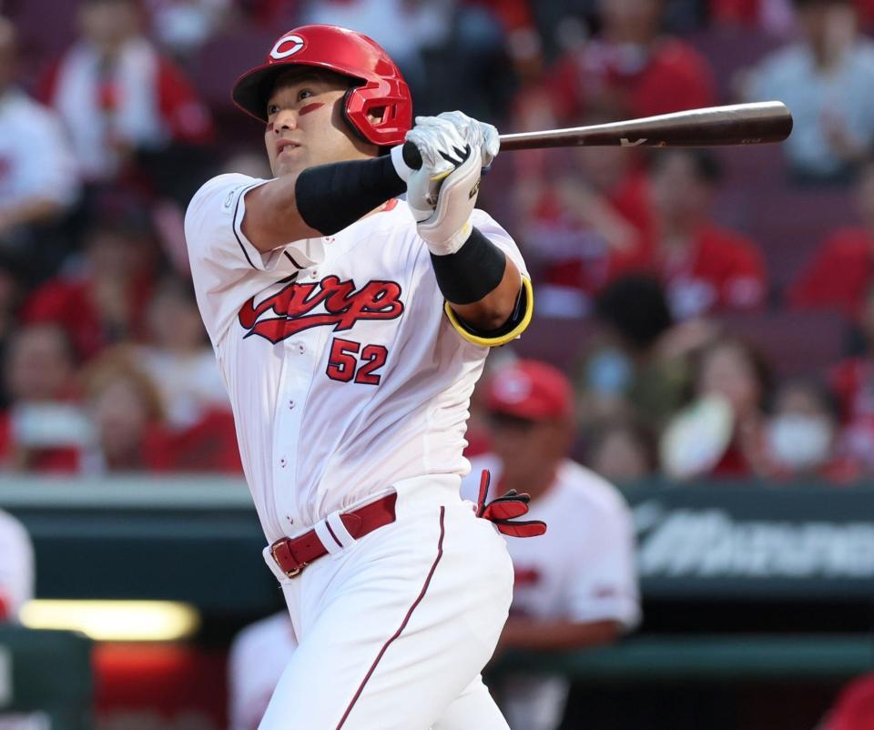 　１回、左越えに適時二塁打を放つ末包（撮影・立川洋一郎）