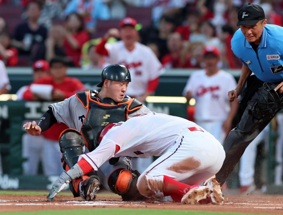 　１回、末包の適時二塁打で本塁へ突入するもタッチアウトになる小園（撮影・立川洋一郎）