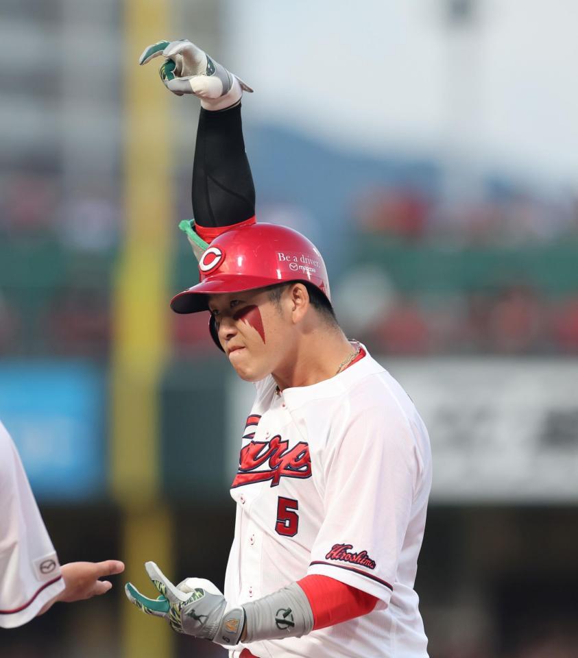 　１回、アイブラックではなく“アイレッド”をつけ、右前打を放ち、ポーズを決める小園（撮影・市尻達拡）