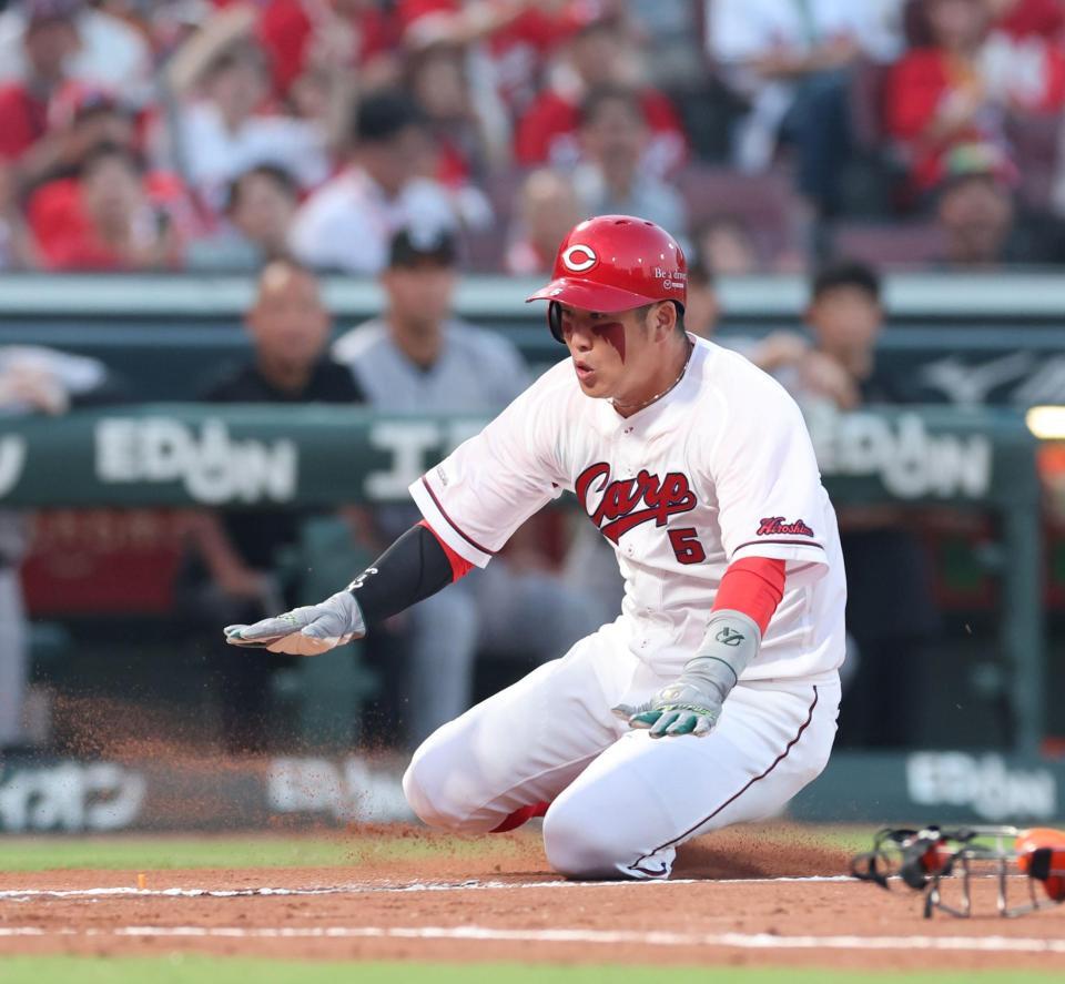 　１回、末包の左越えタイムリー二塁打で本塁を狙い、手から滑り込む小園（撮影・市尻達拡）