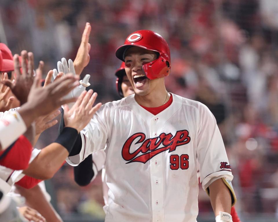 　７回、左越え２ランを放ち、笑顔を見せる中村奨（撮影・市尻達拡）