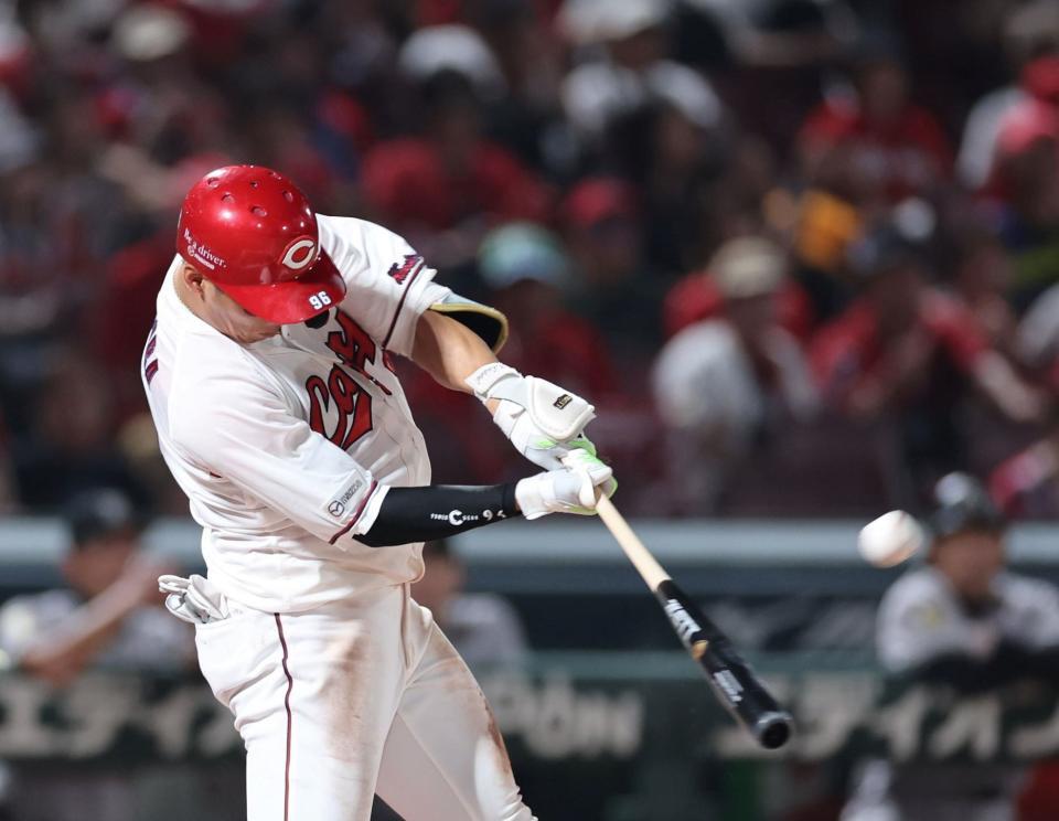 　７回、左越え２ランを放つ中村奨（撮影・市尻達拡）