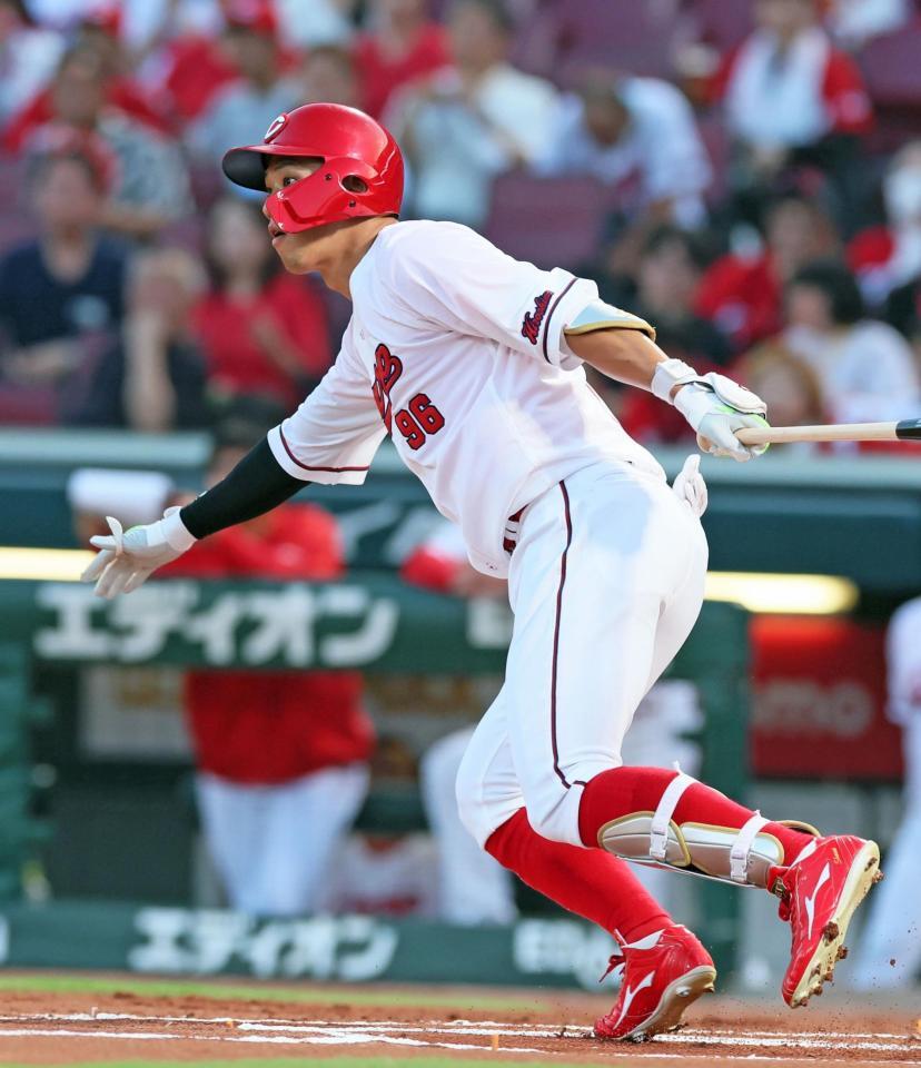 　１回、中前打を放つ中村奨（撮影・立川洋一郎）