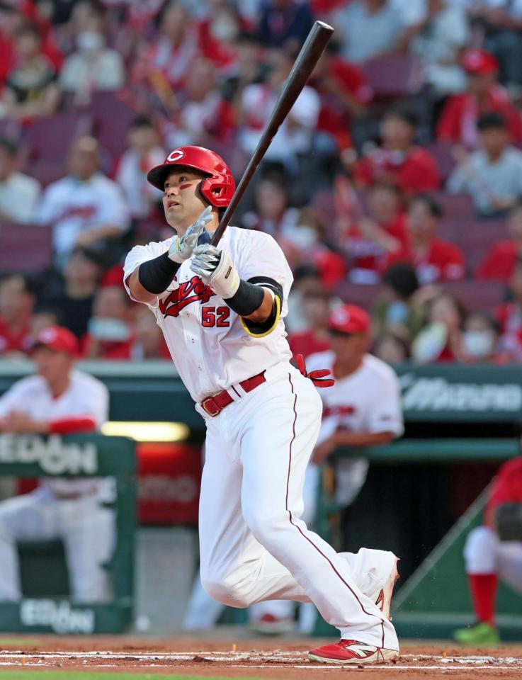 　１回、レフトオーバーの適時二塁打を放つ末包（撮影・立川洋一郎）