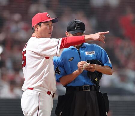 　８回の守備を前に選手交代を告げる新井監督（撮影・市尻達拡）