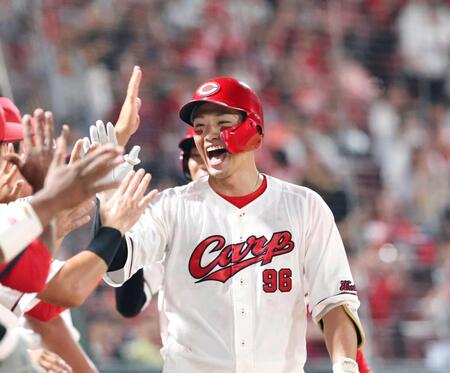 　７回、２ランを放ち笑顔を見せる中村奨（撮影・市尻達拡）