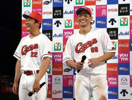 　お立ち台で、笑顔を見せる広陵の先輩後輩関係の中村奨（右）と高