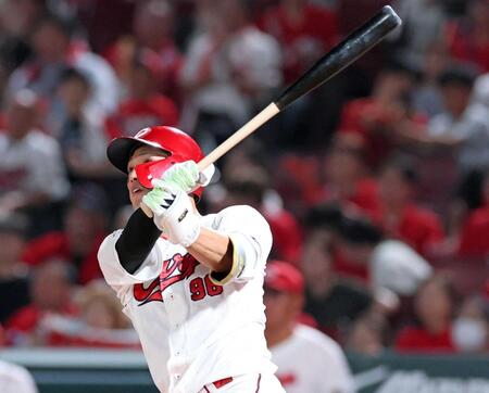 　７回、左翼スタンドへ２ランを放つ中村奨（撮影・立川洋一郎）