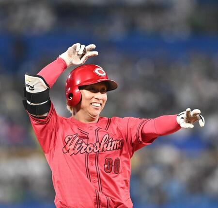 　４回、塁上でポーズをとる羽月（撮影・園田高夫）