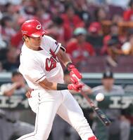 　２回、左前打を放つ佐々木（撮影・市尻達拡）