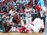 　１回、末包の適時二塁打で本塁へ突入した小園のアウト判定にリプレー検証を要求する新井監督（撮影・立川洋一郎）