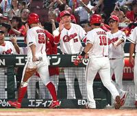 　２回、ファビアンの２点適時打で生還した二走・中村奨と三走・佐々木を迎える新井監督（中央）