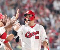 　７回、２ランを放ち笑顔を見せる中村奨（撮影・市尻達拡）