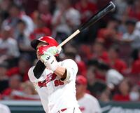 　７回、左翼スタンドへ２ランを放つ中村奨（撮影・立川洋一郎）