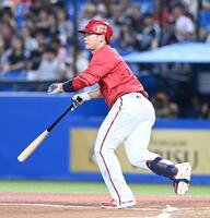 　２回、左中間に先制二塁打を放った坂倉（撮影・園田高夫）