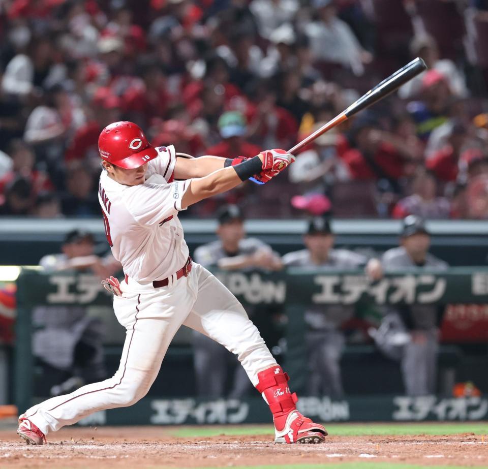５回、中前打を放つ広島・佐々木泰（撮影・市尻達拡）