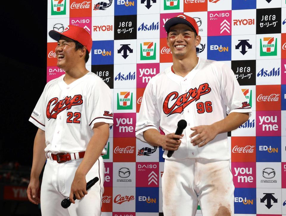 　お立ち台で、笑顔を見せる広陵の先輩後輩関係の中村奨（右）と高