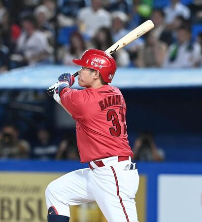 　４回、右前適時打を放った坂倉（撮影・園田高夫）