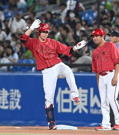 　４回、右前適時打を放ち塁上でポーズを決める坂倉（撮影・園田高夫）